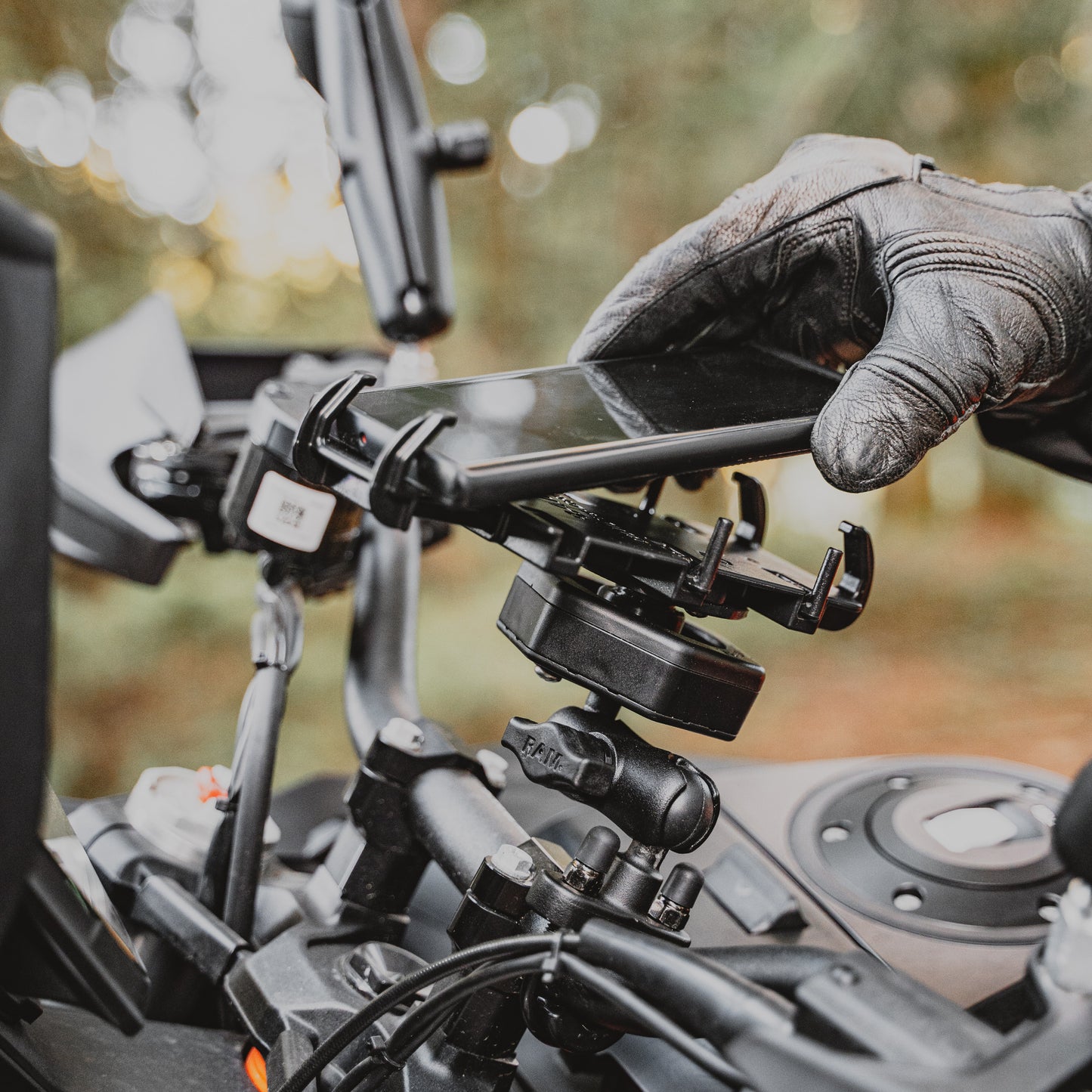 RAM® Quick-Grip™ XL Phone Mount with Vibe-Safe™ & U-Bolt Base - Short (RAM-B-149Z-A-PD4-462)